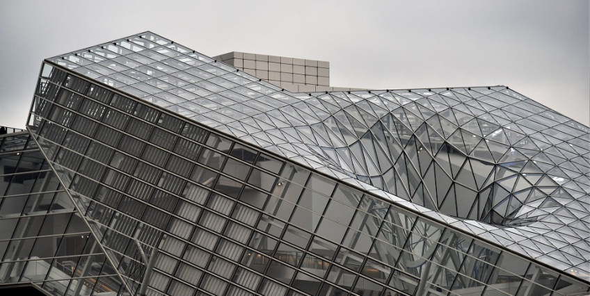 Photographie du musée des Confluences, Lyon, en noir et blanc